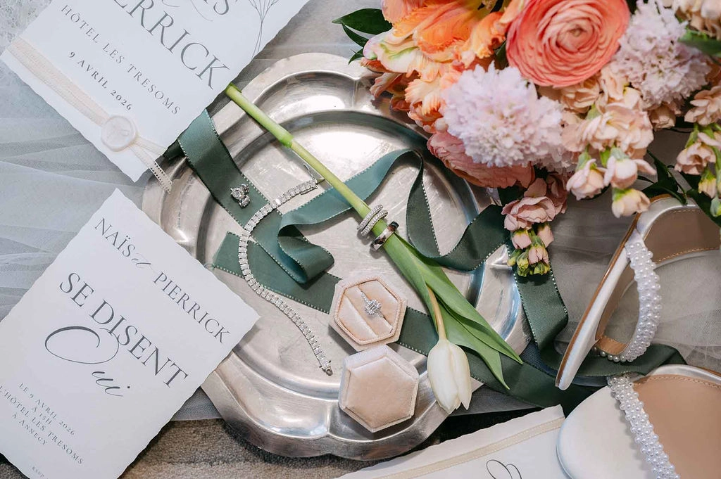 Flat lay mariage Marylou et vous Wedding planner Annecy | Elsa Jaimes Photographes